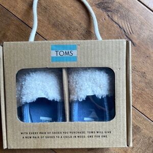 Toms crib shoes size 4 tiny (18-24M) natural faux shearling/chambray.